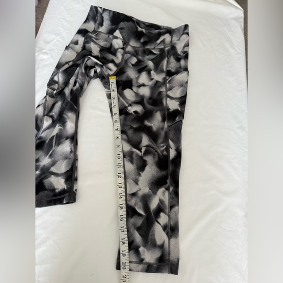 Lululemon Speed Up‎ Crop 21" Blush Blossom Alpine White Black Size 10 - Picture 12 of 12